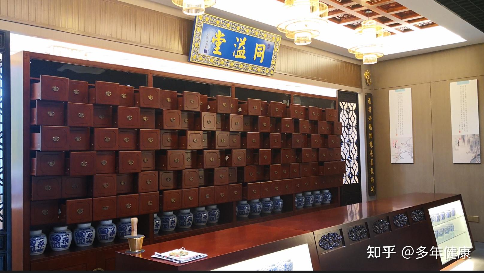 遵循君臣佐使原理精制成药油和药液,配合何氏独家手法,辅以负压设备