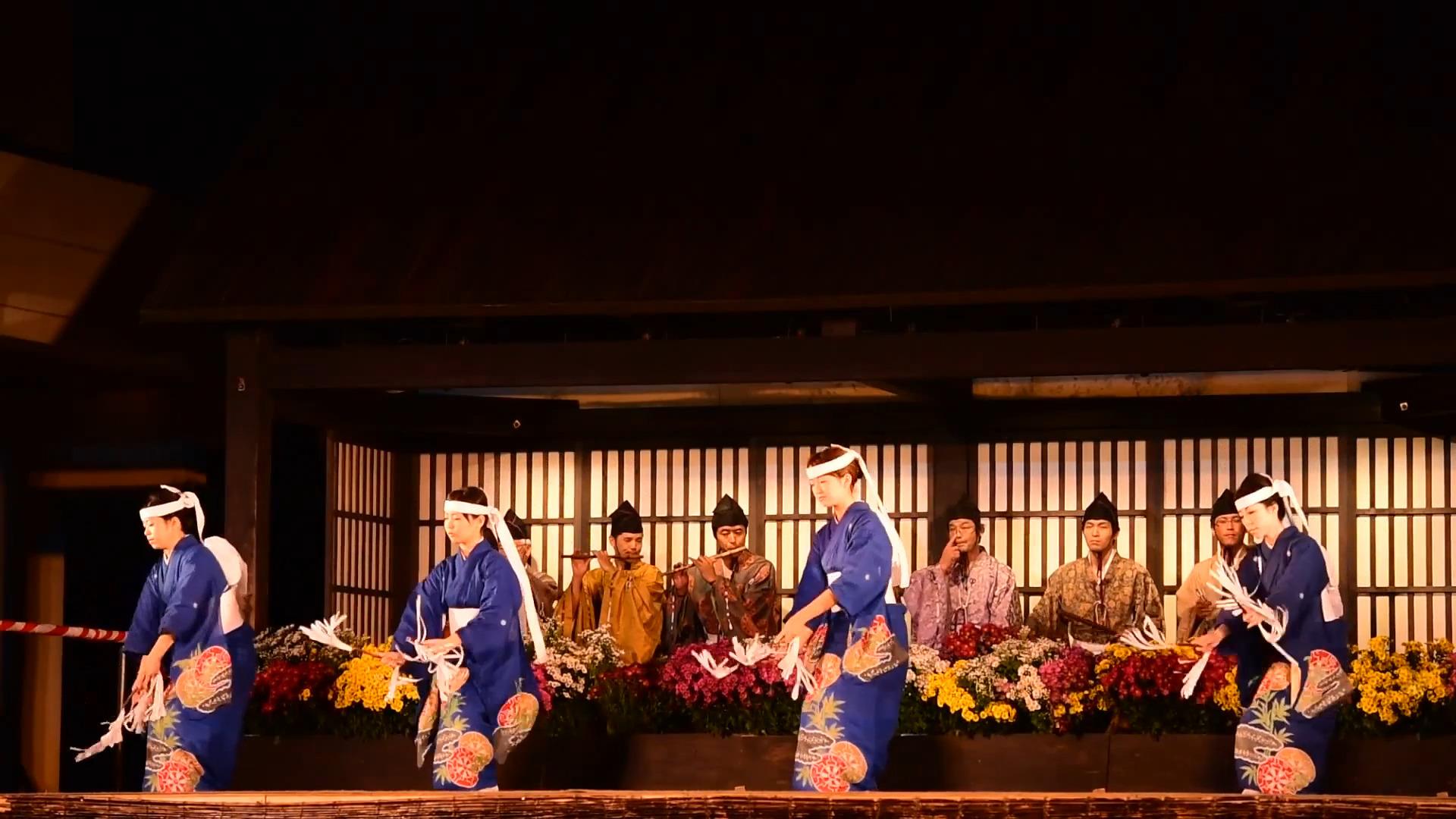 日本大街上的这种传统舞蹈演员站在台阶上表演有些奇葩