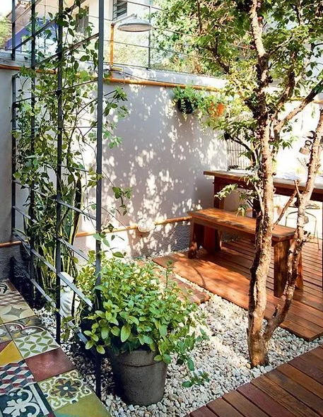 在庭院角落里配套室外的长椅沙发,给座椅配上柔软的坐垫和靠包不仅