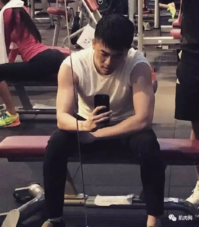 46岁苏有朋玩命健身网友们一个个笑到发疯