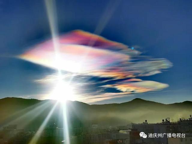 彩香格里拉飘来七彩祥云