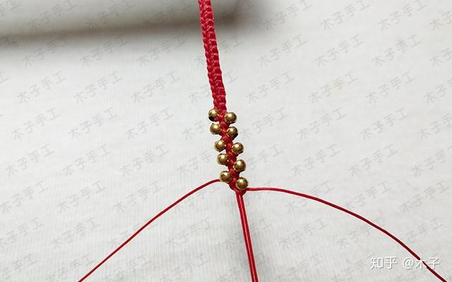 将两头的轴线交叉并排,继续用做平结的线做平结8,注意调整戒指的大小