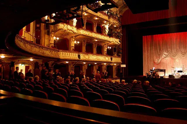 歌剧演员,德国乐团fauxpas主唱,曾任德国希尔德斯海姆国立剧院戏剧