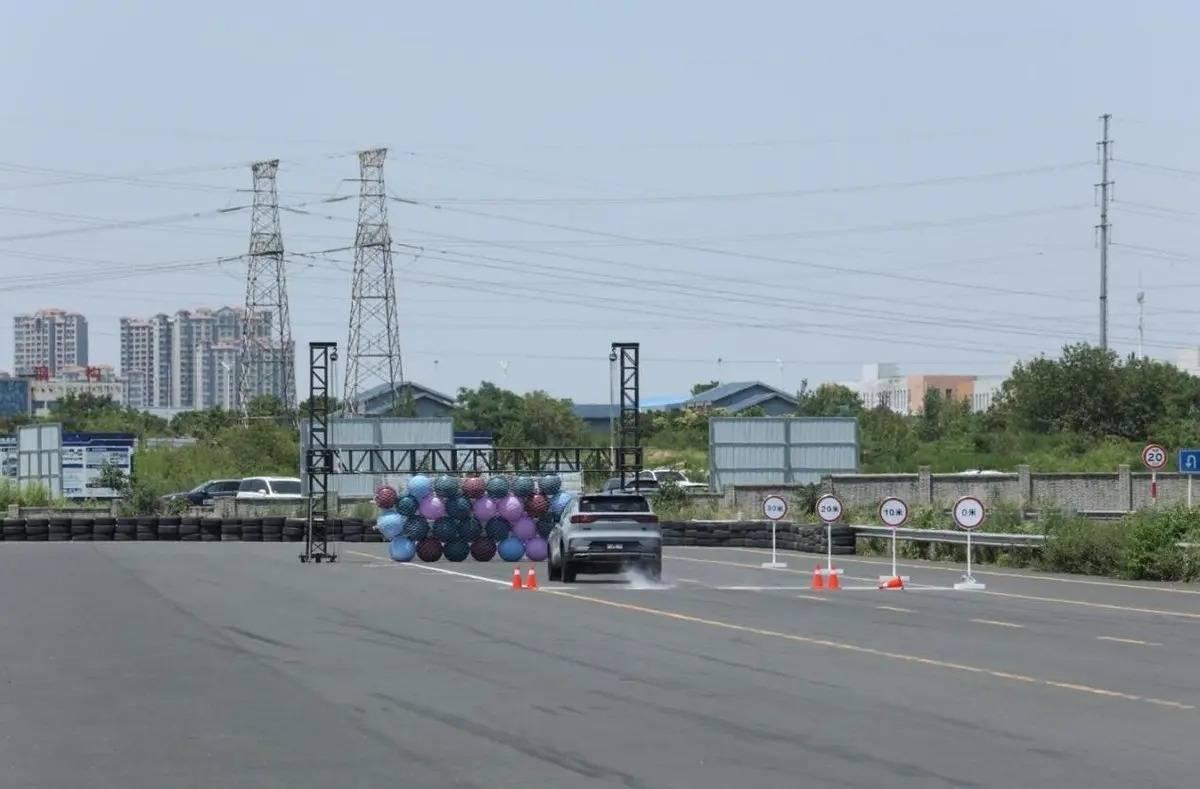 试驾官 | 评测东风风神皓极,真有实力还是徒有其表?-东风风神炫酷多少钱