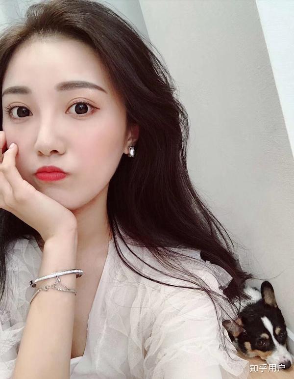 有个漂亮女朋友是什么体验?