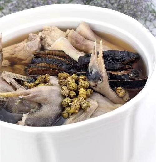 什么炖鸡汤补脾胃 v2-bbb306bd1f62abe9424fa2cee1dbab3d_r.jpg