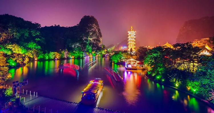 夜游景色美不胜收春夏秋冬各具特色两江四湖是桂林的名片是一条贯通