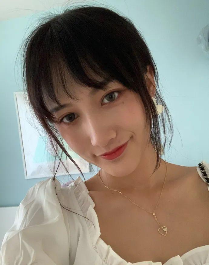rng女主持公开道歉因合同问题闹了1个月结果又回去了