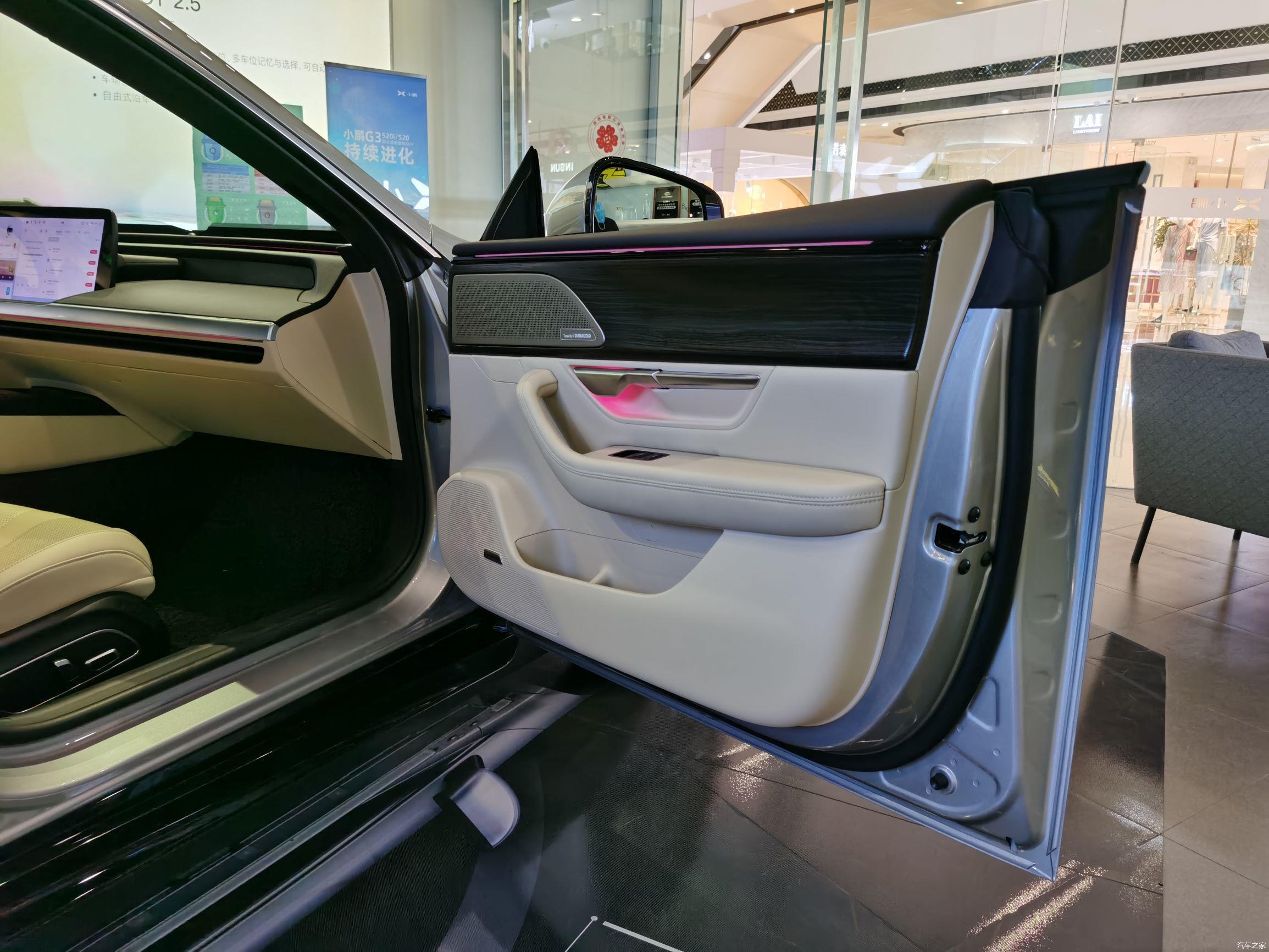 无框车门绝对是吸睛利器,小鹏p7也未能免俗.