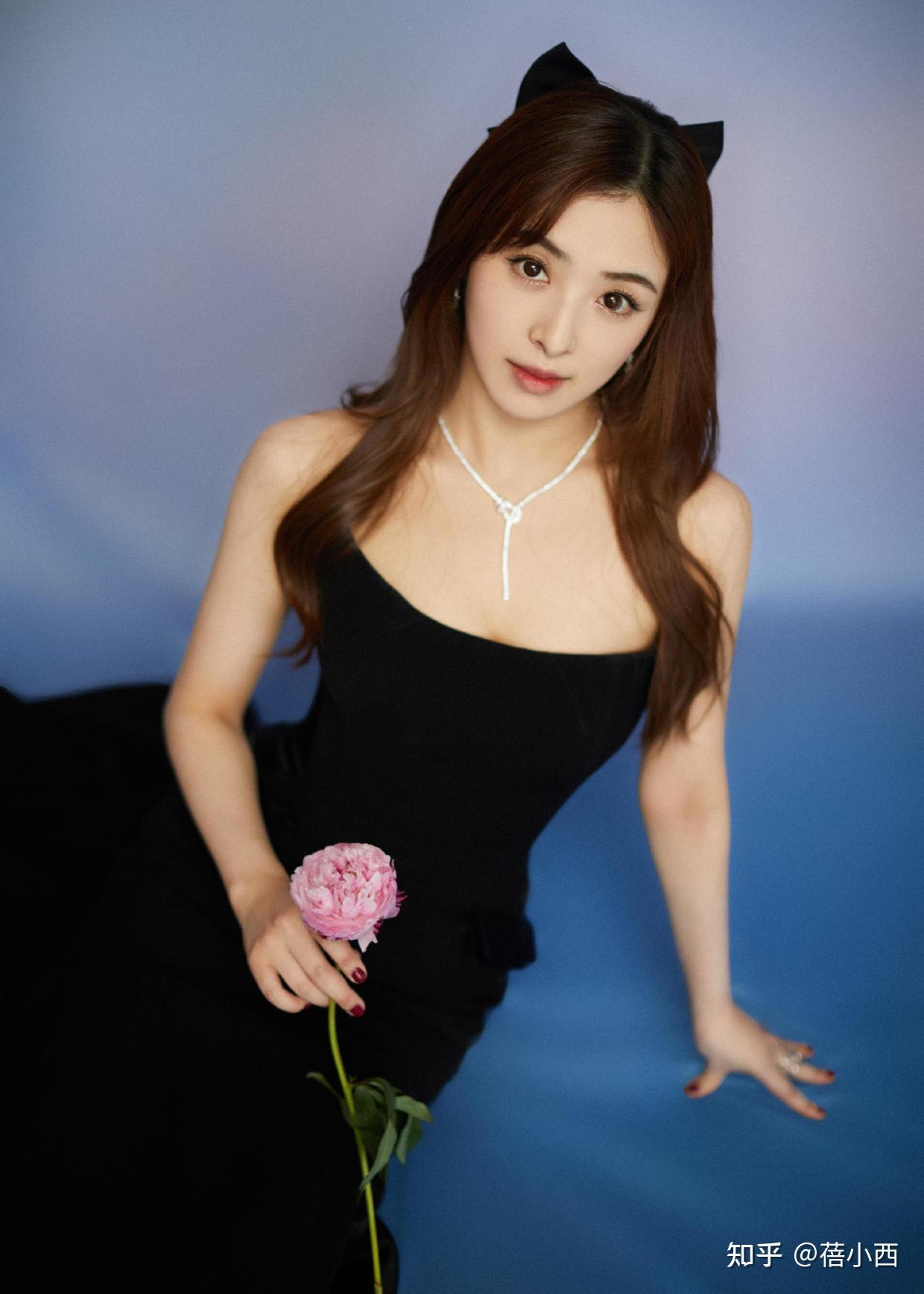 我被张含韵的饱满身材迷住了穿抹胸鱼尾裙换了风格大不同