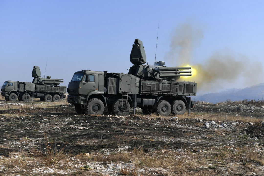 最新型"铠甲-sm"亮相俄罗斯防务展,一辆发射车48枚防空导弹 - 知乎