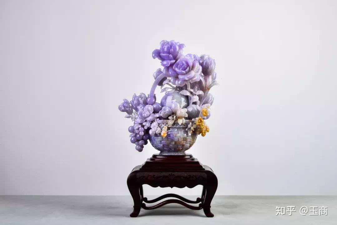 翡翠摆件的选购也与饰品有很大不同,翡翠饰品