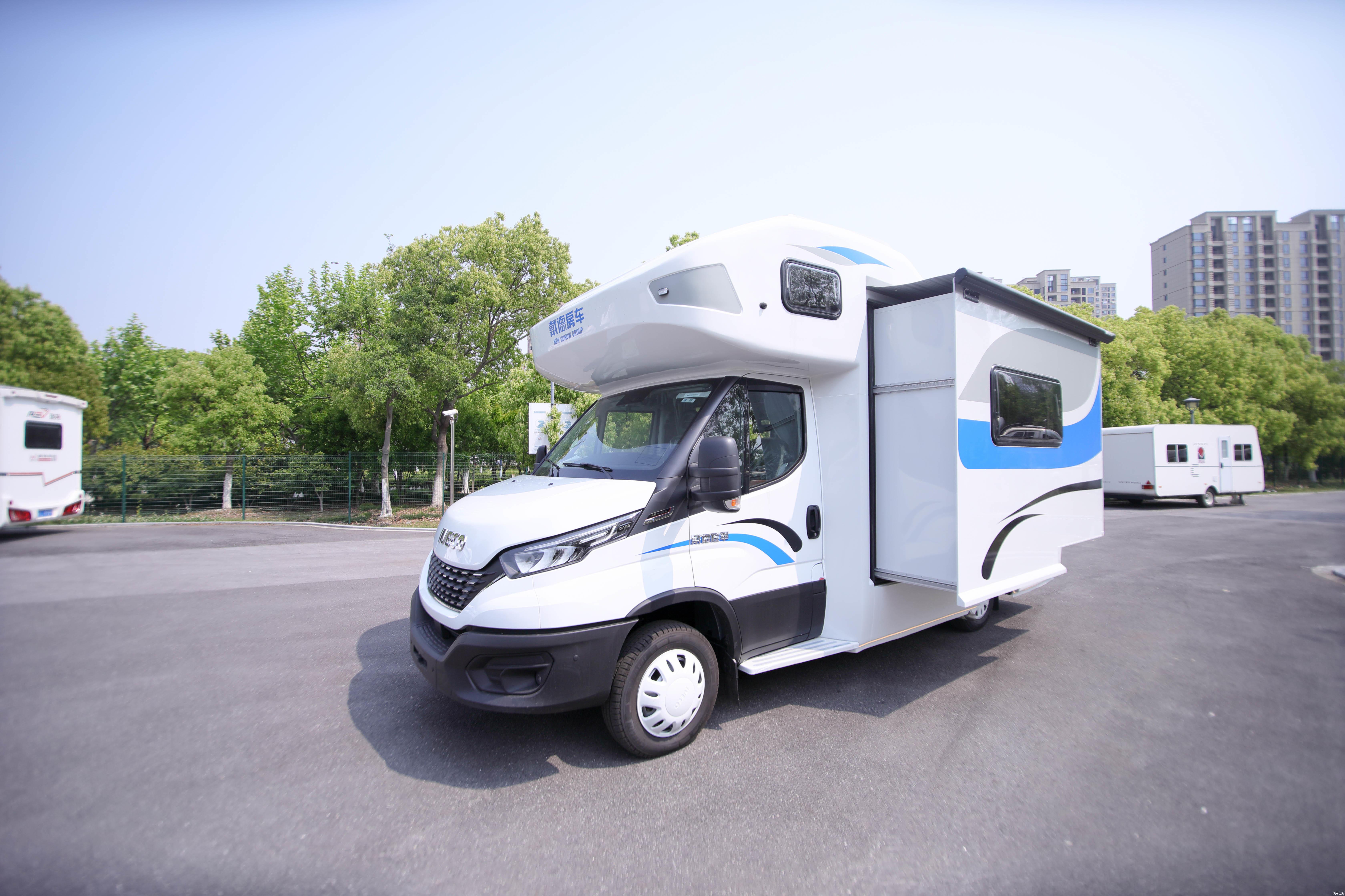 首台顶配进口国六依维柯双拓展房车出厂标配1000ah电瓶