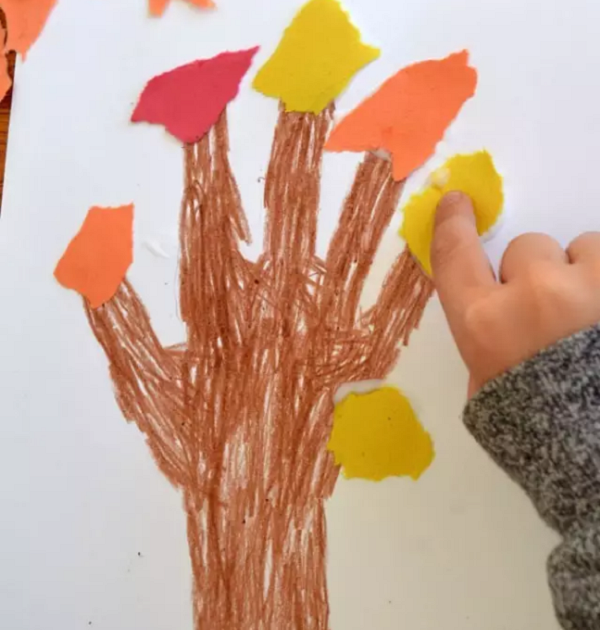 手印秋天的大树