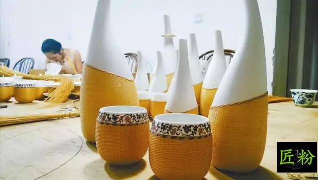 联系到青神多位竹编大师,通过对竹编大师的比对,他们觉得张德明的风格