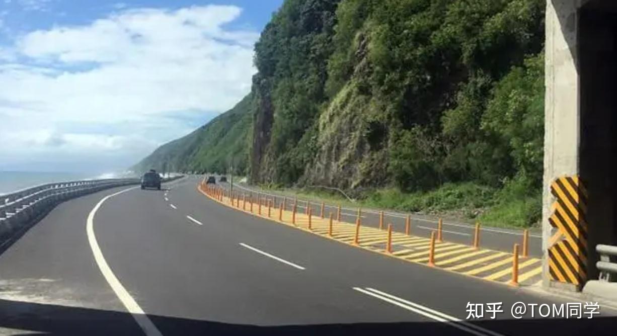 很简单,高速公路具有行车速度快,日交通量大的优点,以一条双向四