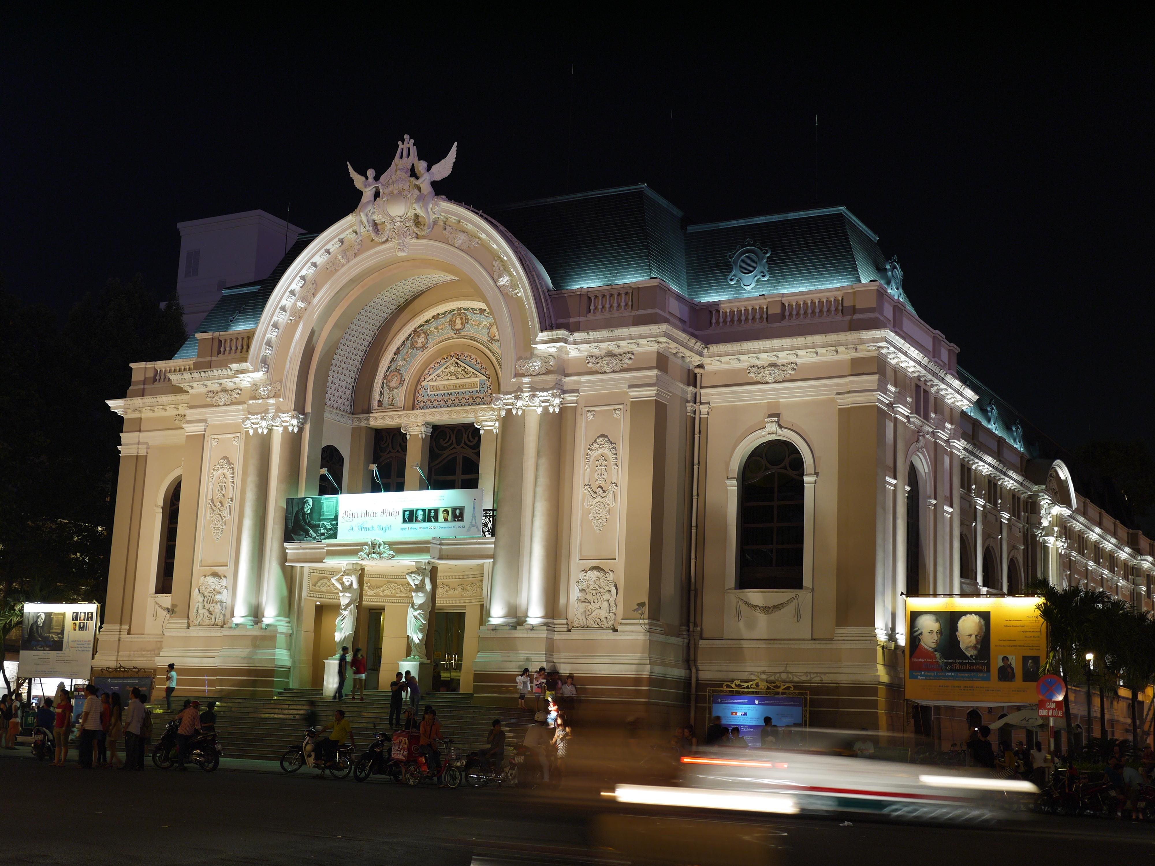 红教堂,中央邮局与市政厅