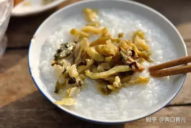 多少孩子从小吃到大,谁的童年里还没有一碗热腾腾的大米粥配咸菜呢?