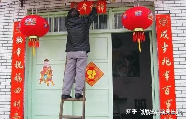 时,当自己踩在木梯子上,一会儿直起身子张贴,一会儿弯下腰去刷浆糊时