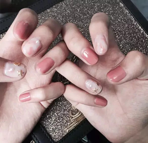 这里可能是最全的新年美甲集合了-新年美甲图片2021简单大方红色衣服