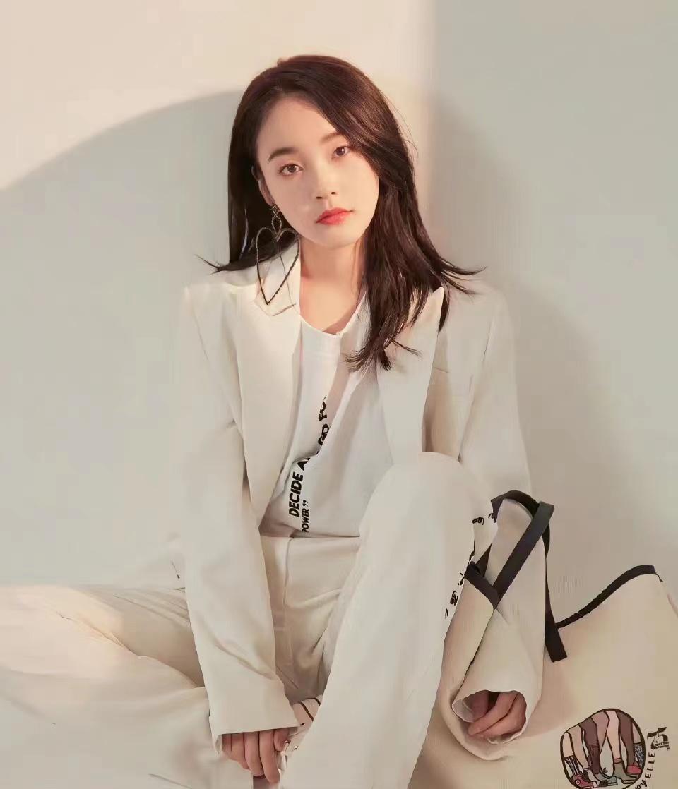 张佳宁穿白色西装配字母印花织带西裤拍写真,简约利落又高级 - 知乎
