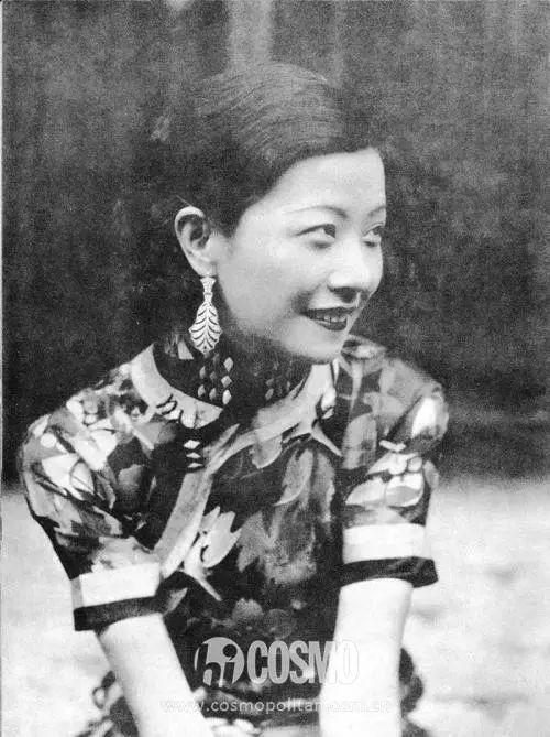 但如果细看你就会发现,她的眉形不如长蛾眉那样弧度自然,眉前半段是