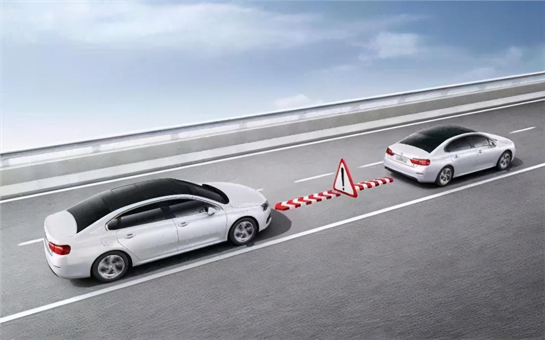 雾天行车减速行驶提高注意力