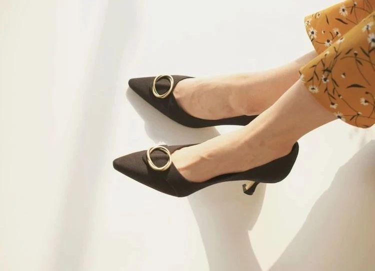 穿高跟鞋怎么才不会累脚 v2-bca6486b04e94c4e288dc08167b9d089_r.jpg