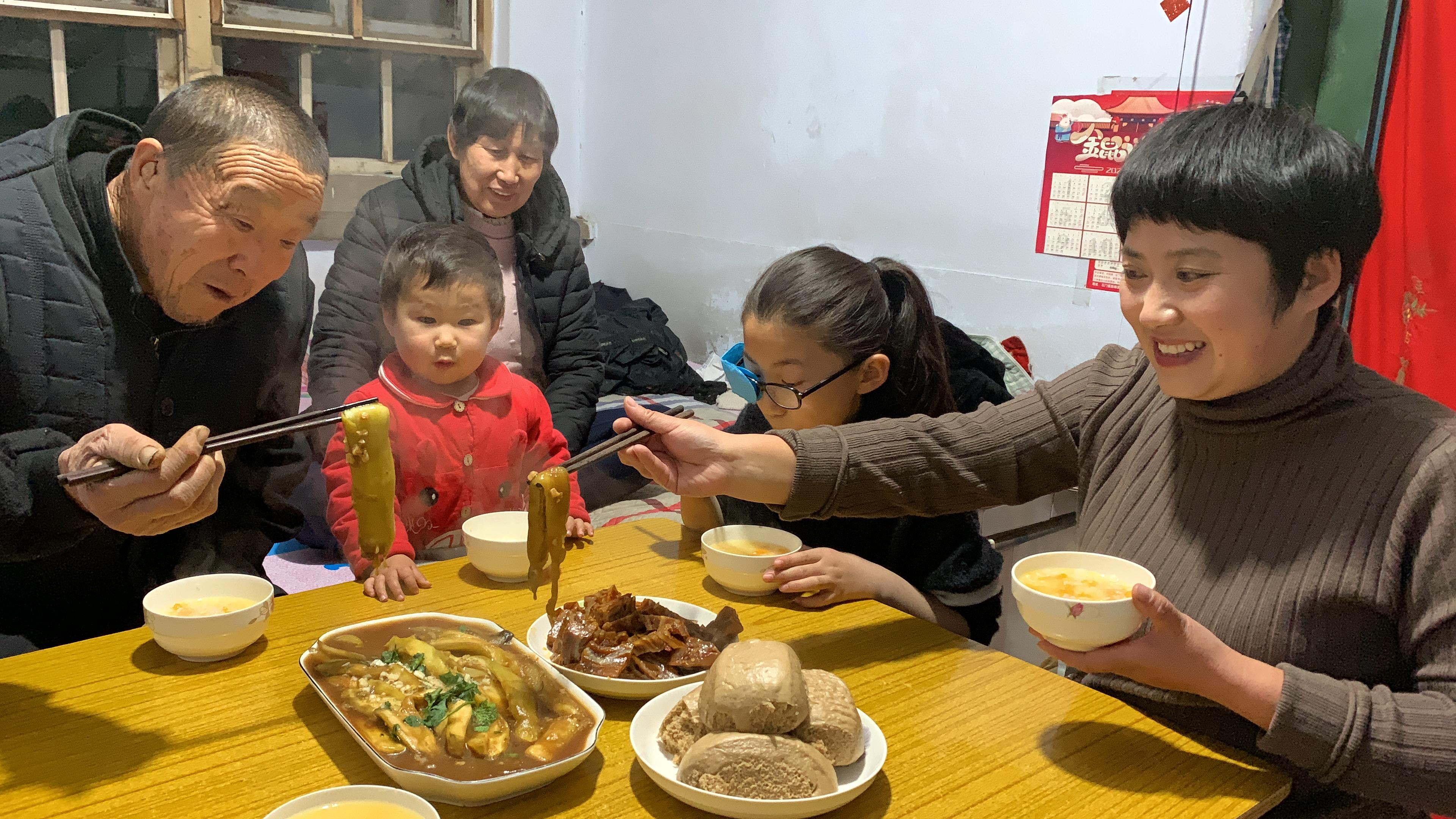 72岁儿子伺候98岁母亲吃饭宠溺的说您可赶上好时候了