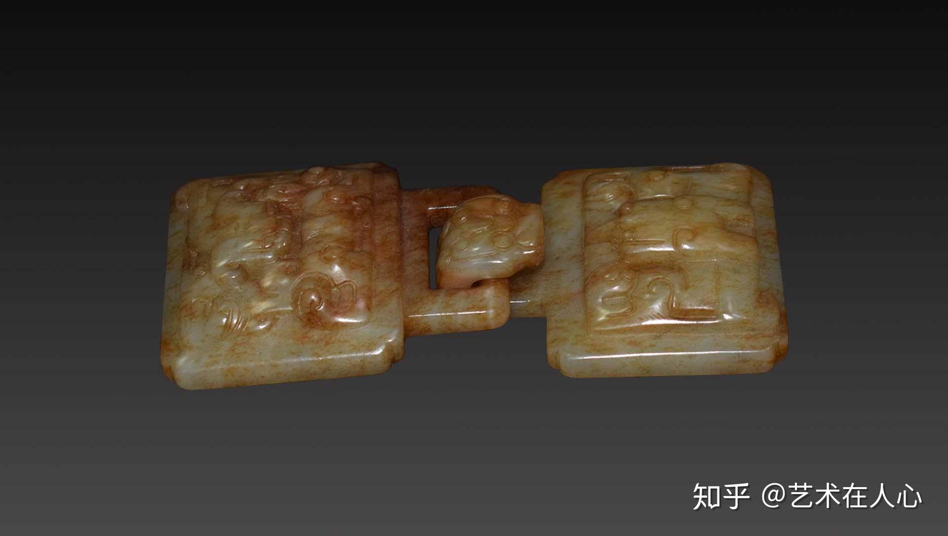 战国时期,玉带扣饰兽面纹,玉质莹润,沁色淡雅,寓意吉祥,呈舒展状