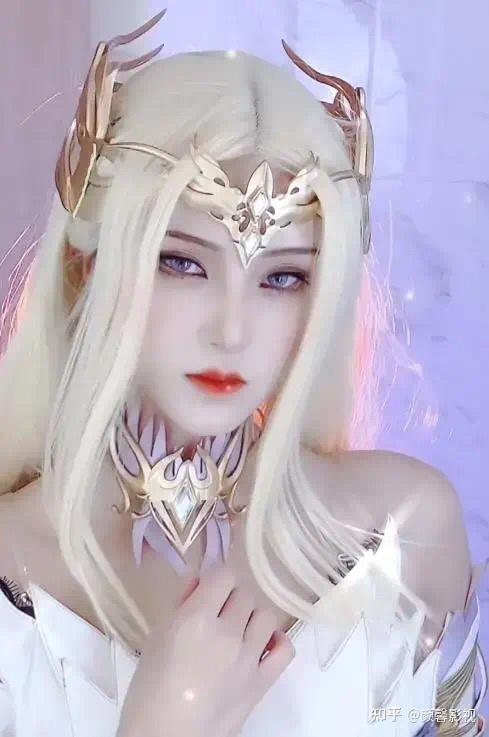 那双藏满了故事的灵动双眸,我们完全能够感受到coser的用心更重要的