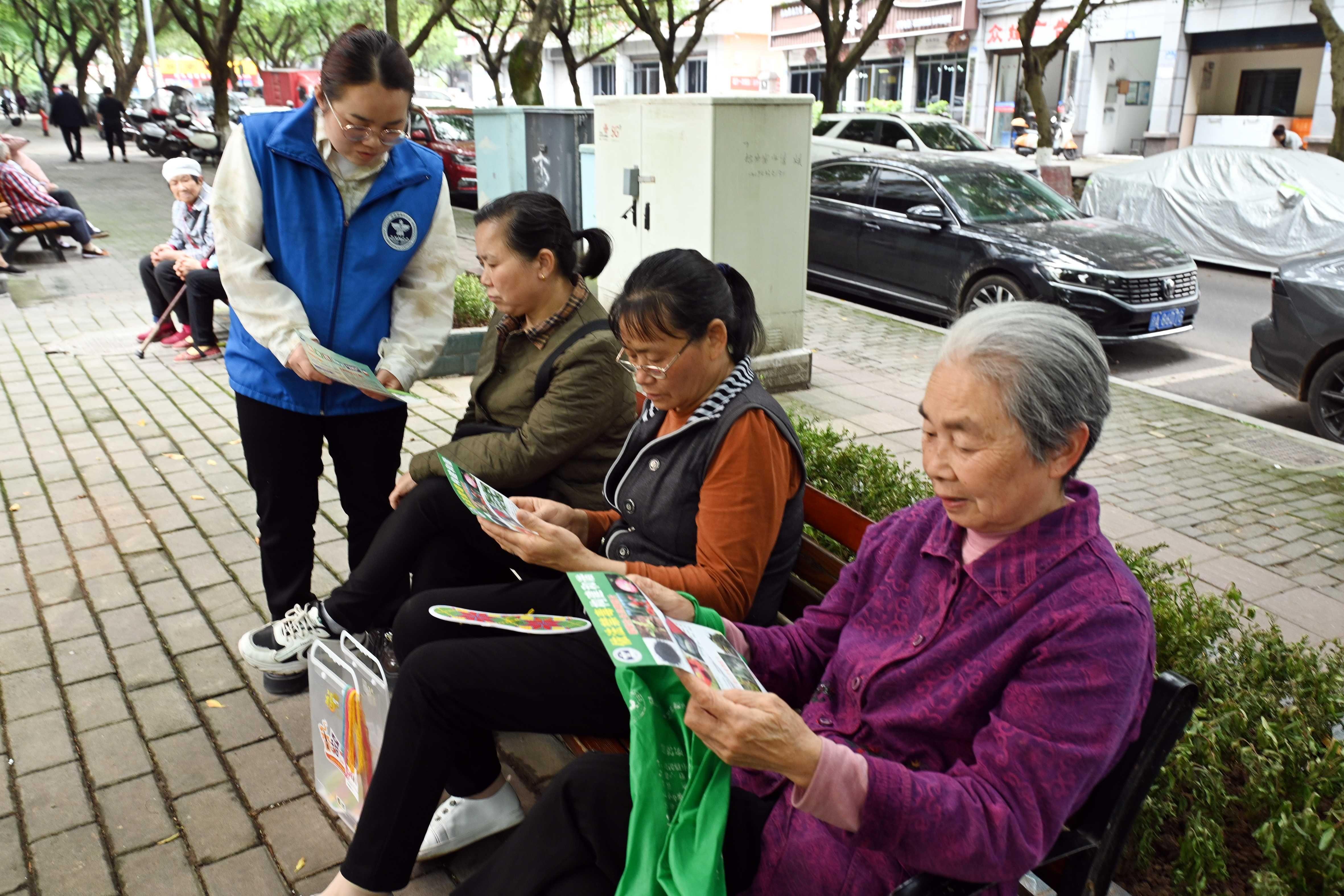 重庆忠县乐天路社区工作人员开展禁止毒品宣传