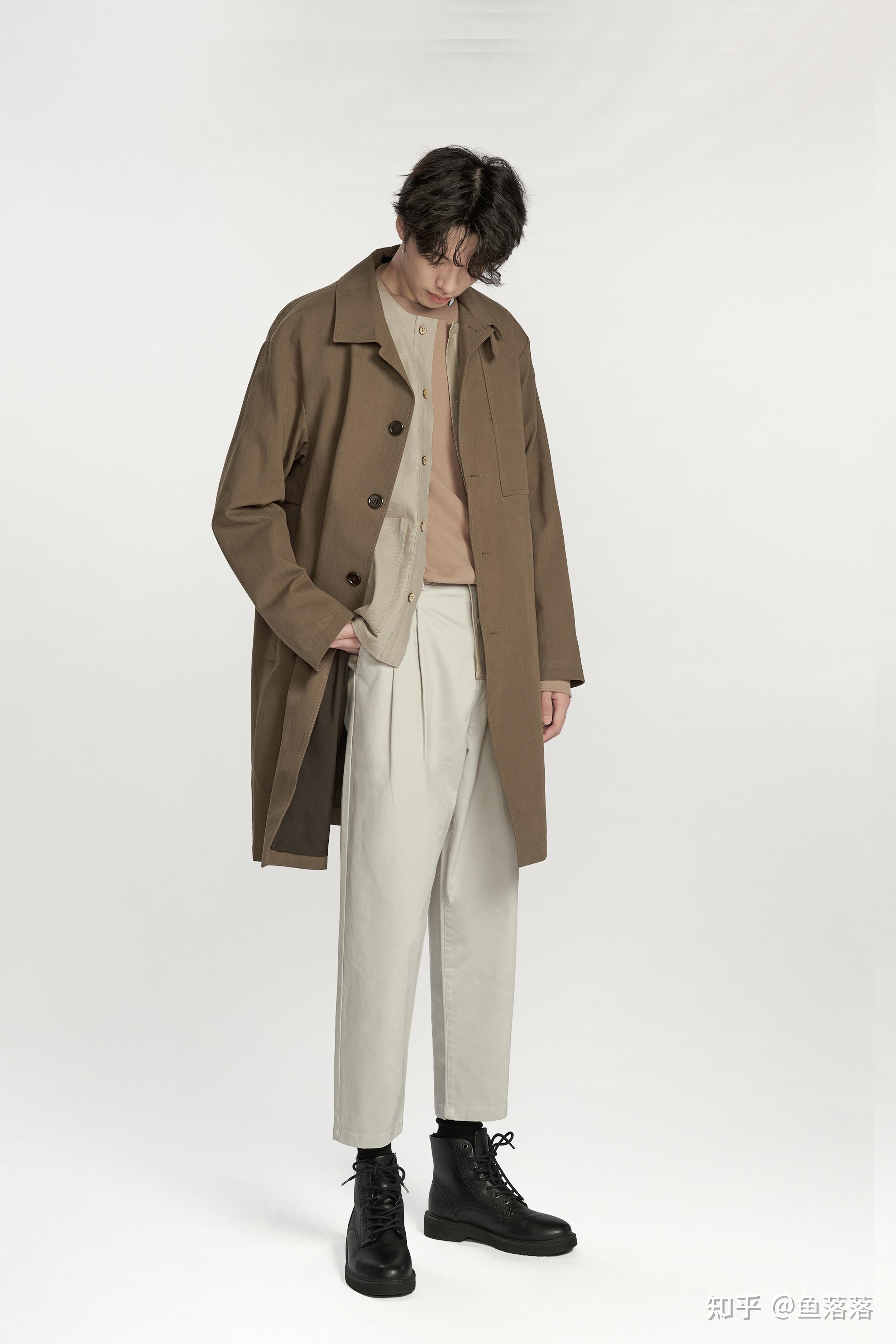 穿的只要身边的姑娘感觉到一丝寒冷帅哥直接脱下我的战壕风衣为她披上