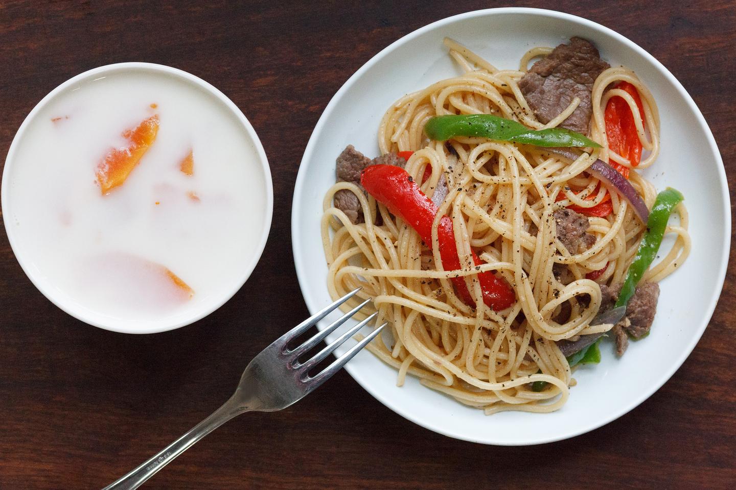 黑椒牛柳炒意面 牛奶炖木瓜 好好吃营养早餐39期 知乎