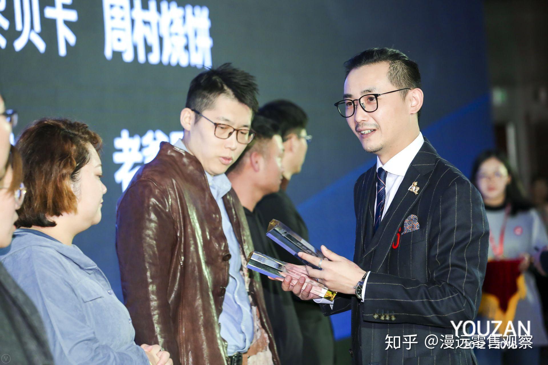 (图:有赞高级副总裁,有赞美业总裁周凯为有赞领军商家颁奖)6,有赞美业