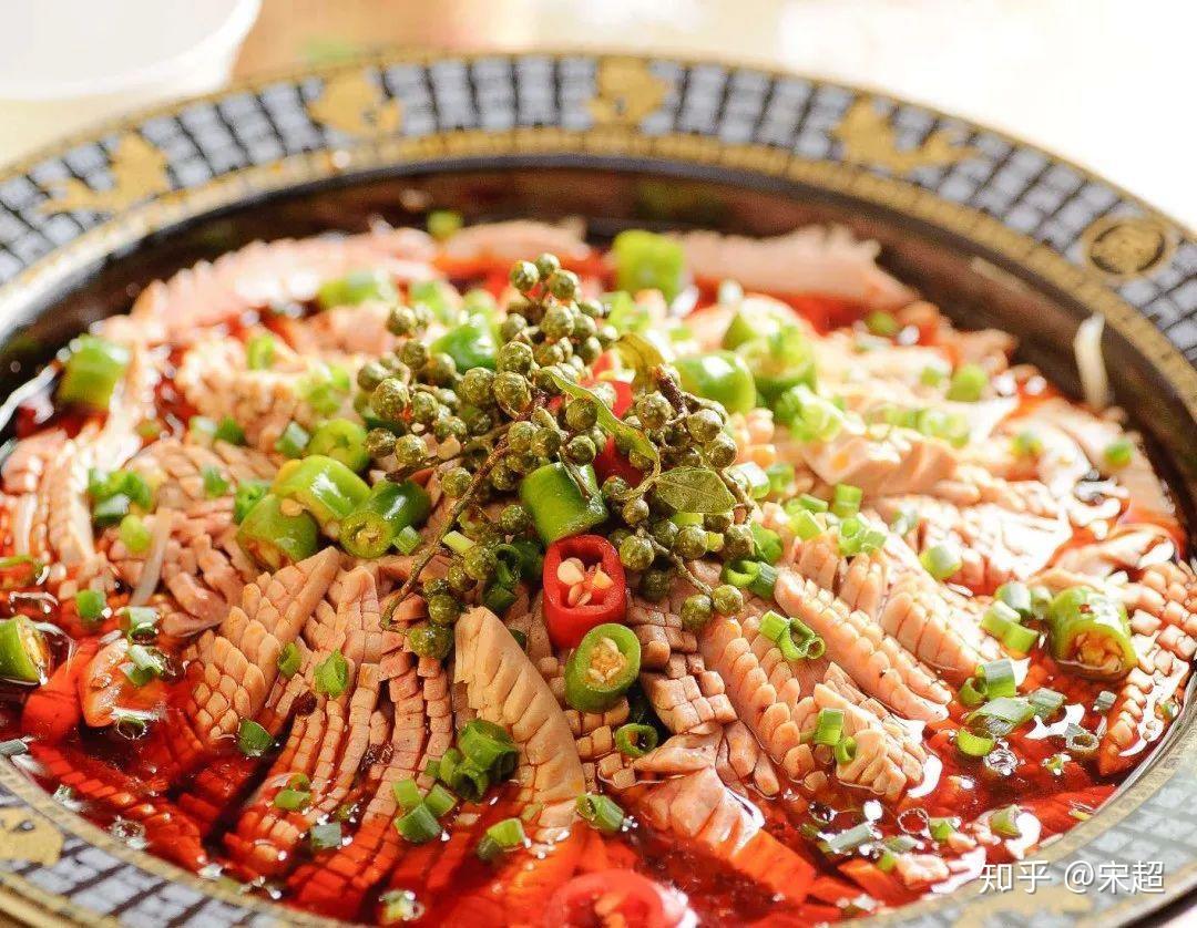 把猪腰片除去腰骚治净,剞成凤尾花刀后,纳盆加料酒和胡椒粉码味去腥