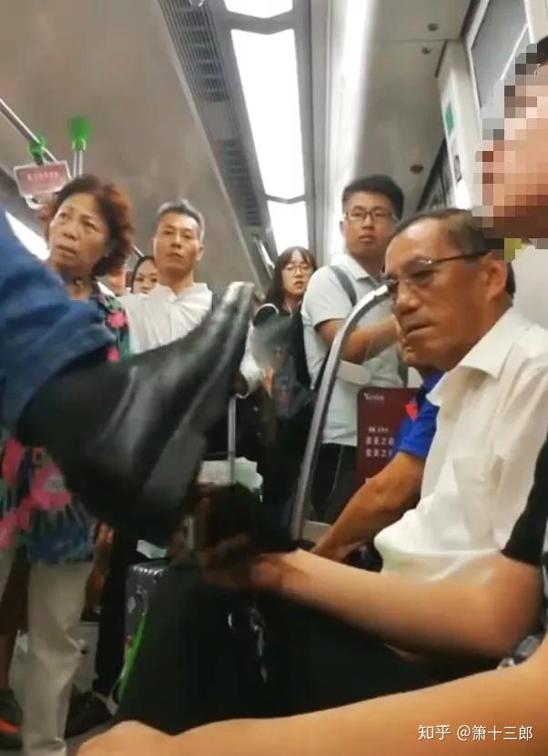1波3折,南京地铁里让座男,1脚踹出3个问题