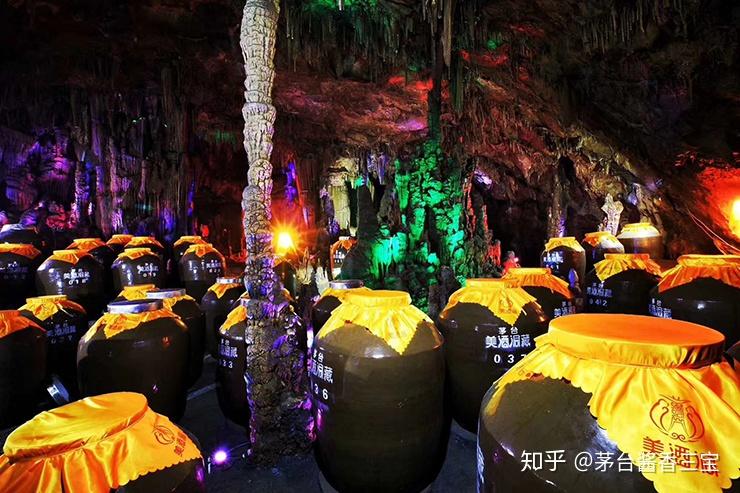 茅台镇美酒洞洞里藏着很多酱香老酒天然溶洞