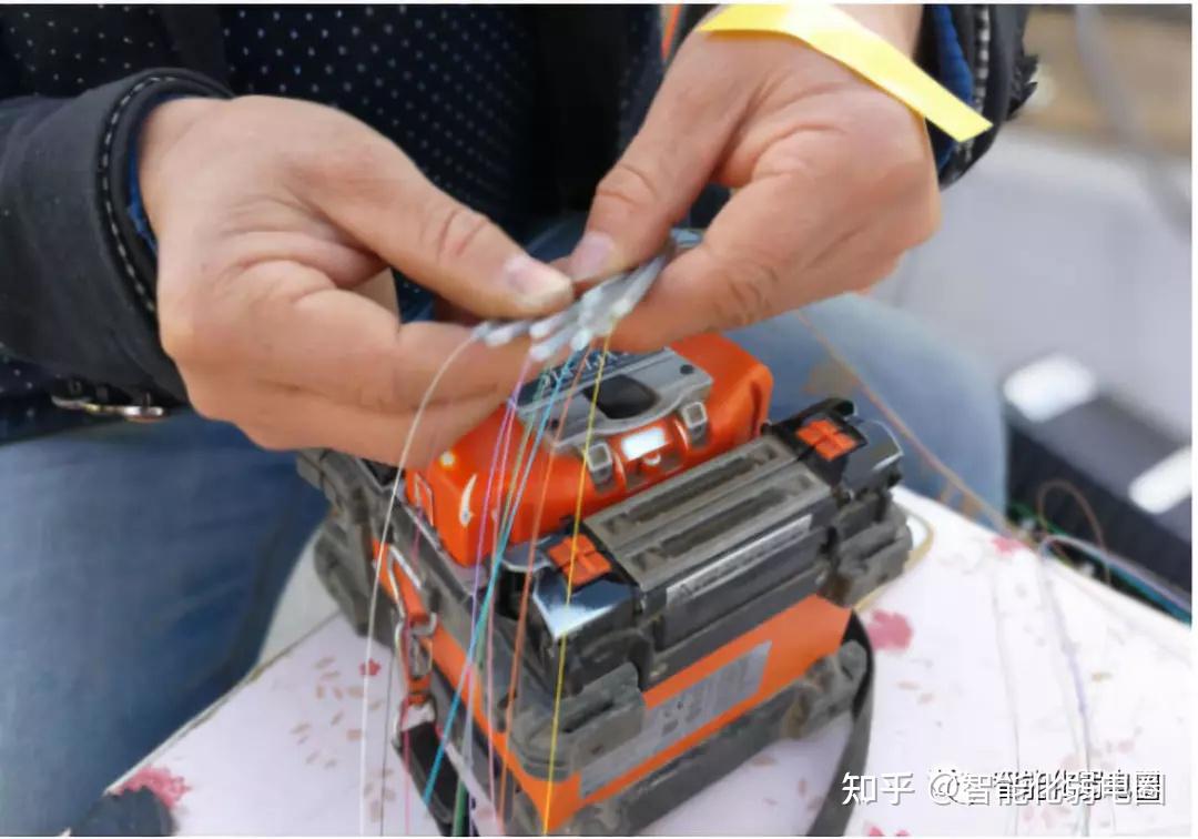 (3)冷接和熔接的区别热熔,需要使用熔接机,光纤切刀, 将两根光纤接