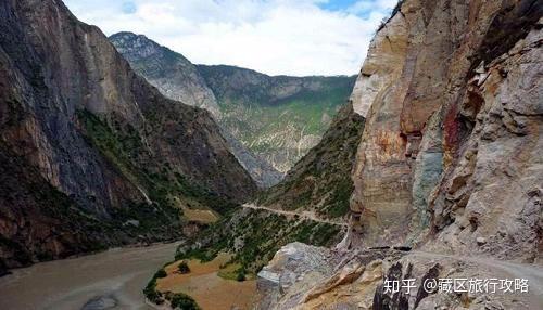 這座大橋是德貢路的必經之路,德貢路連接貢山與214國道上的德欽縣