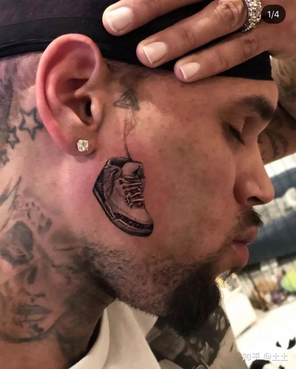 2020年的时髦精先驱,已经在脸上纹身了