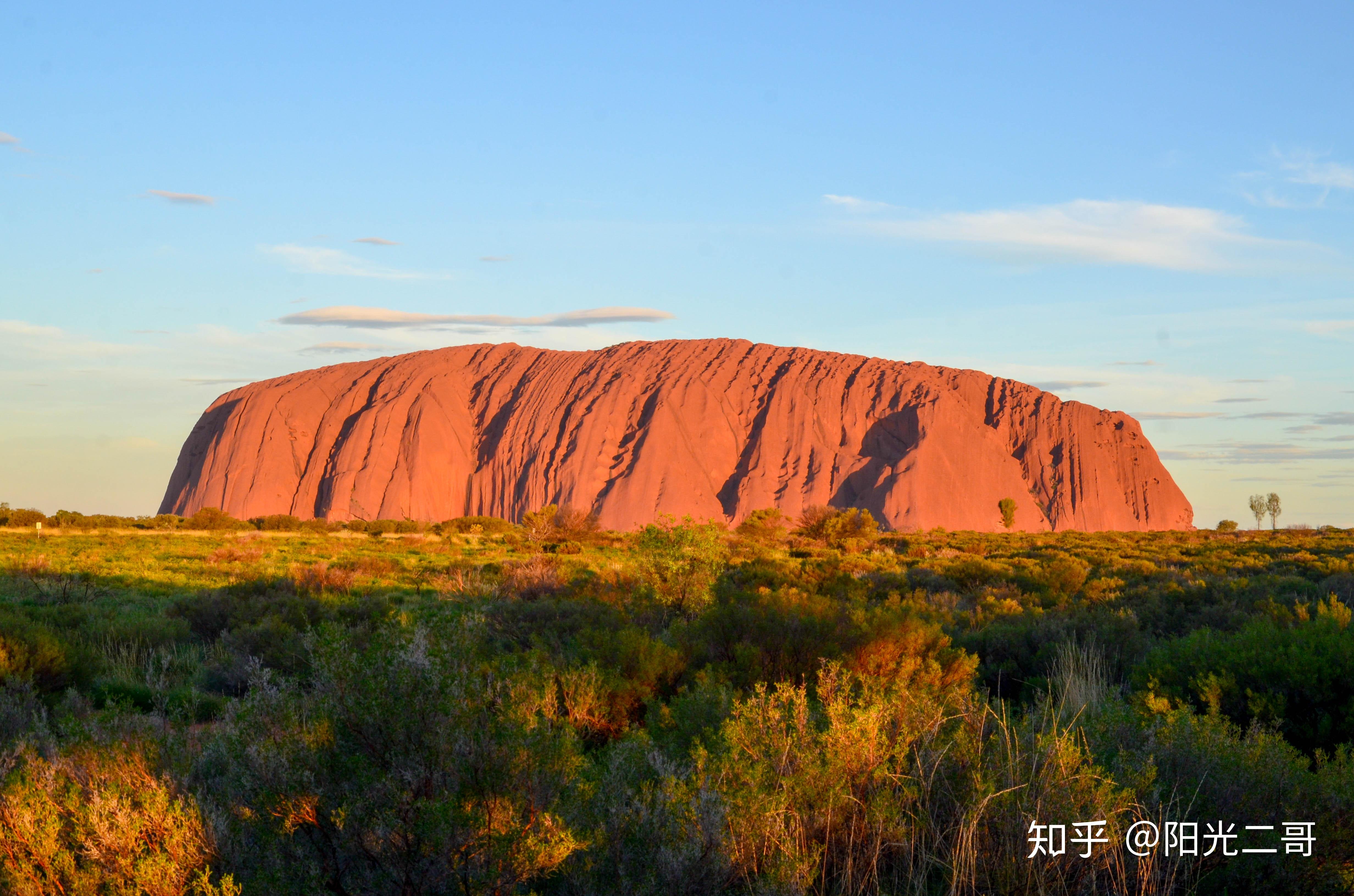 烏魯魯(原名艾爾斯巖(ayers rock))位於澳大利亞紅色中心的深處,是該