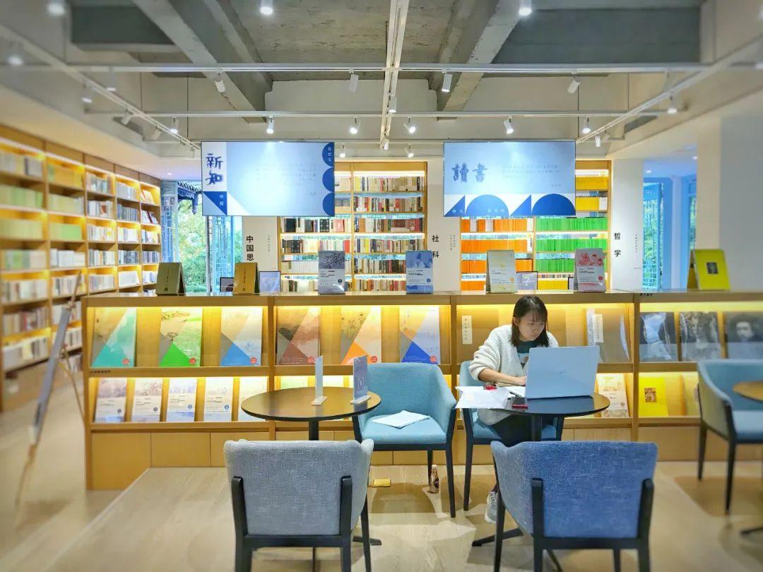 实探岷江河畔三联韬奋书店都江堰店开始营业啦