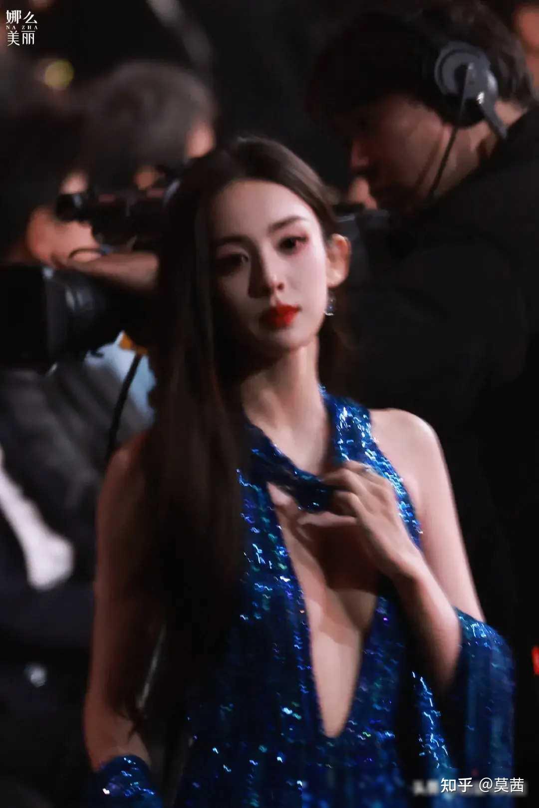 古力娜扎丰满有料,领口真空深v裙领口开到腰差点撑爆,顶不住啊