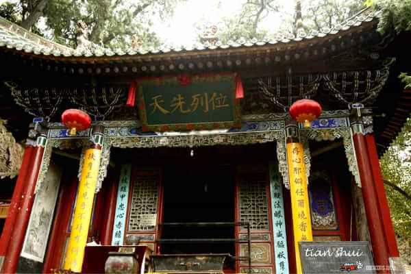 怎么上香才最灵 v2-bd95adeae57765cf28352e4a1020f551_r.jpg