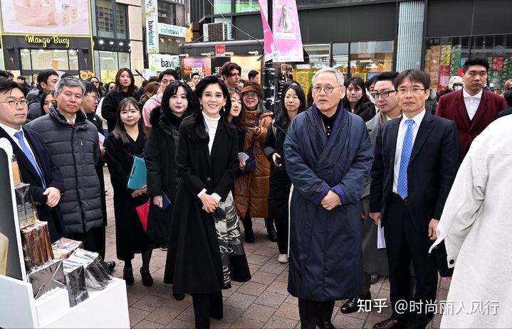 53岁三星长公主李富真新年首秀！穿黑色大衣好嫩，换白西装更贵气 - 知乎