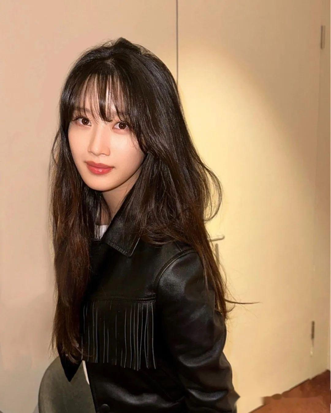 童星出身的文佳煐同样也是国民认证的「母胎美女」,自小就以出众外貌