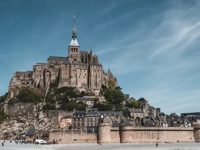 聖米歇爾山是法國著名古蹟,位於芒什省(la manche)的一個小島上,距