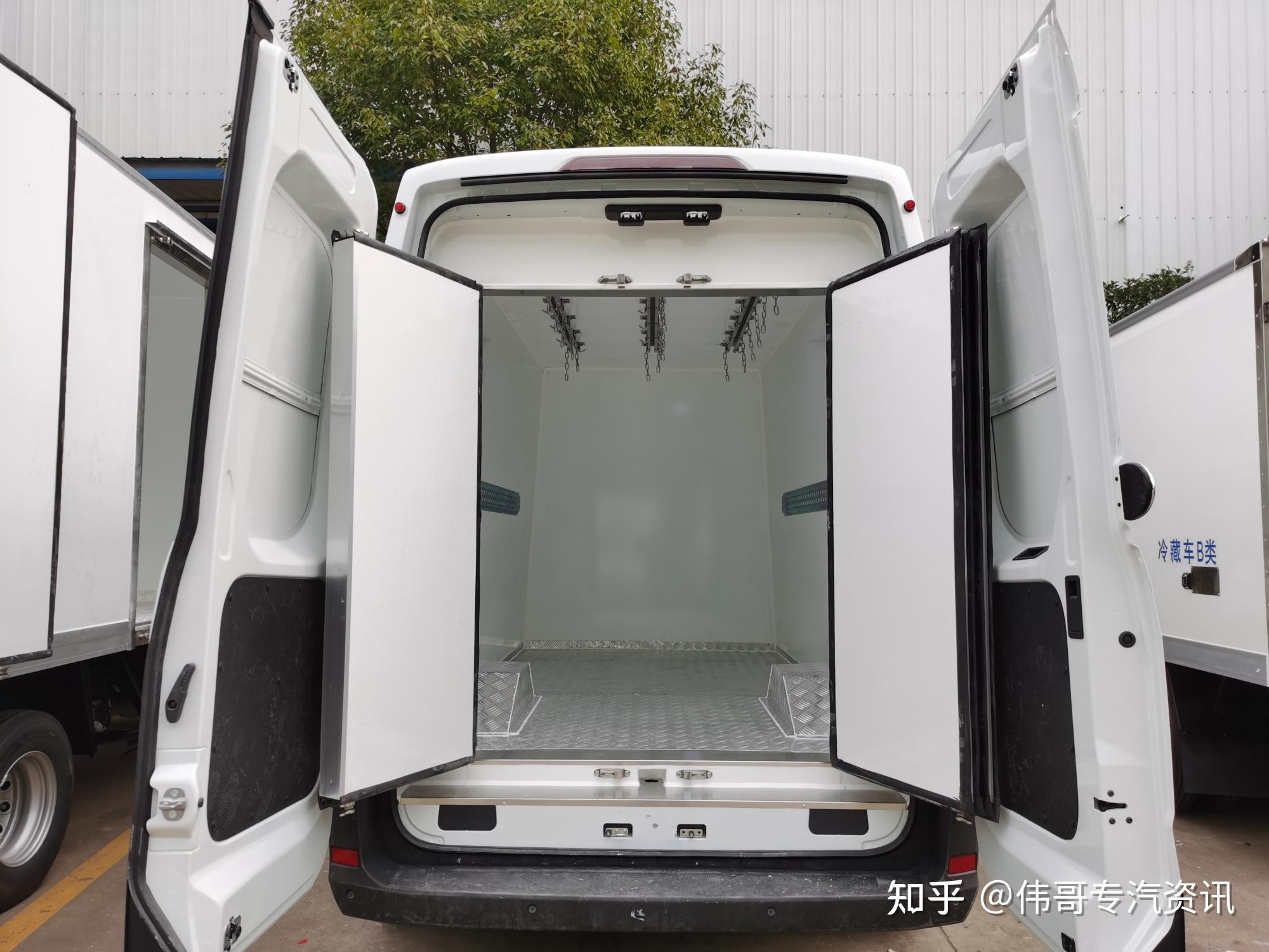 上汽大通柴油国六面包冷藏保温车