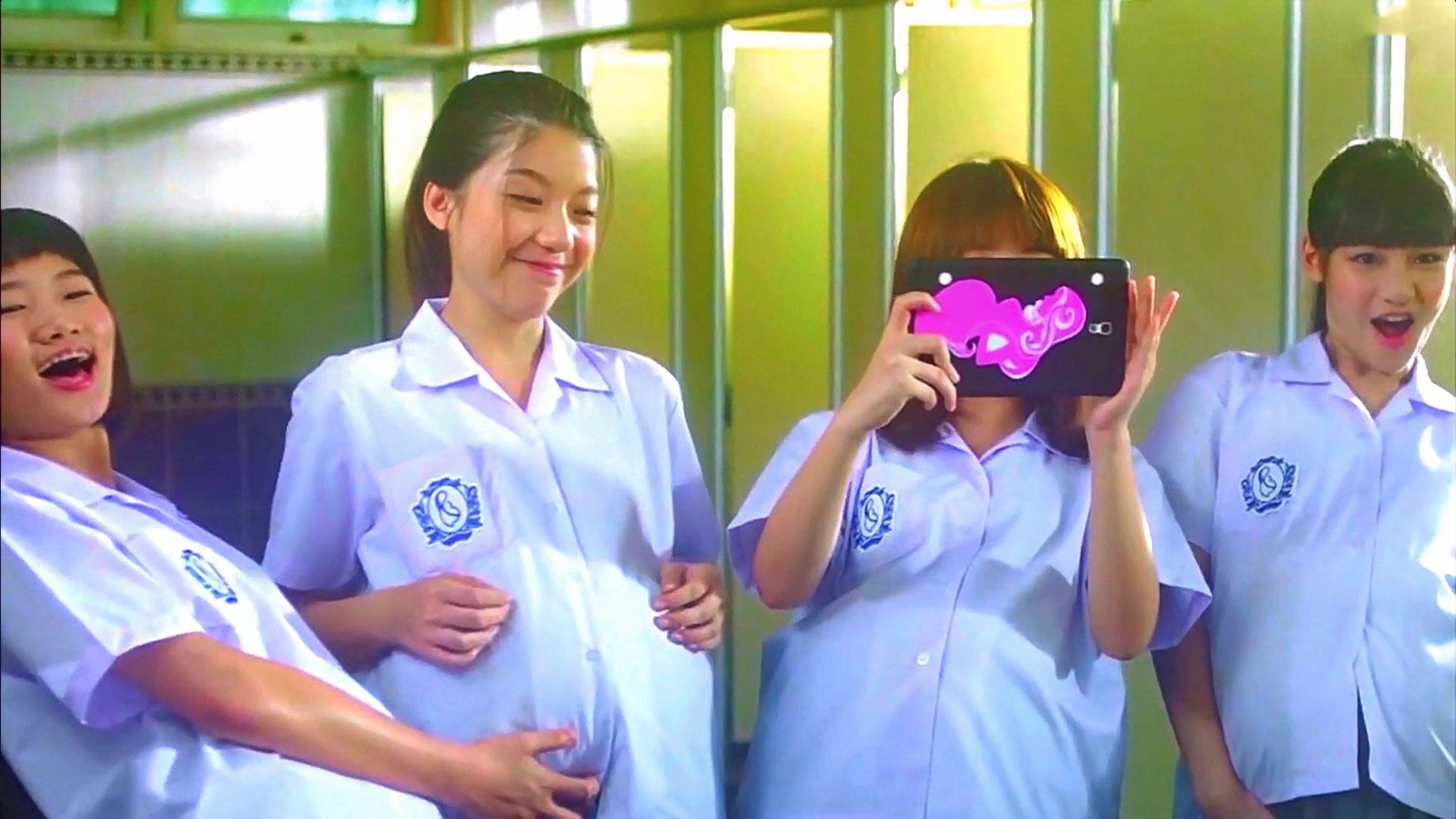 奇葩学校要求女生都挺着大肚子,而且谁的肚子越大,考试分越高!